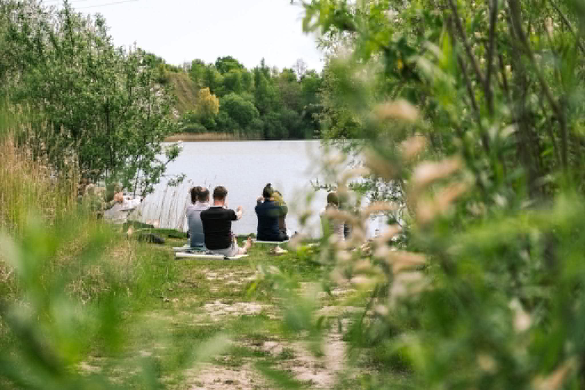 Meditation i naturen ved søen